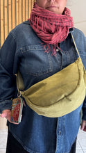 Carica l'immagine nel visualizzatore di Gallery, Moon Bag - verde acido /Airone (Nippori)
