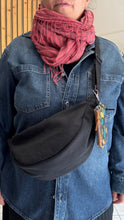Carica l'immagine nel visualizzatore di Gallery, Piccolo difetto Moon Bag - Nera /Gingko (Nippori)
