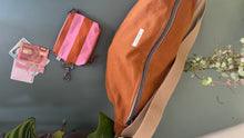 Carica l'immagine nel visualizzatore di Gallery, Moon Bag - terracotta/righe rosa e ruggine (Stripes)
