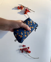 Carica l&#39;immagine nel visualizzatore di Gallery, Astuccio portacavi del telefono - Blue Pois
