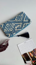 Carica l&#39;immagine nel visualizzatore di Gallery, Pochette Mini - Geometrica blue nappina in seta
