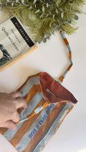 Load image into Gallery viewer, Custodia per libri (standard) - Cammello &amp; Grigio (Stripes)
