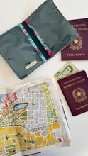 Carica l&#39;immagine nel visualizzatore di Gallery, Porta Passaporto - Papaveri e Soffioni (interno verde)
