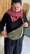 Carica l'immagine nel visualizzatore di Gallery, Moon Bag - verde militare/righe rosa e verdi (Stripes)
