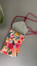 Carica l'immagine nel visualizzatore di Gallery, Astuccio porta cellulare - Garden Flowers
