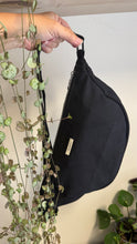 Carica l'immagine nel visualizzatore di Gallery, Piccolo difetto Moon Bag - Nera /Gingko (Nippori)
