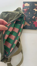 Carica l'immagine nel visualizzatore di Gallery, Marsupio Tamalito (taglia S/M) - Verde Militare/righe Rosa e verde (Stripes)
