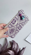 Carica l&#39;immagine nel visualizzatore di Gallery, Pochette Mini - Geometrica bianca e viola
