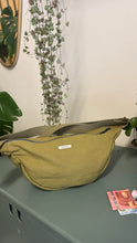 Carica l'immagine nel visualizzatore di Gallery, Moon Bag - verde acido /Airone (Nippori)
