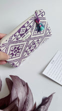 Carica l&#39;immagine nel visualizzatore di Gallery, Pochette Mini - Geometrica bianca e viola
