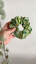 Carica l&#39;immagine nel visualizzatore di Gallery, Scrunchie - Avocado

