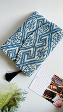 Load image into Gallery viewer, Pochette con patta - Geometrica blue
