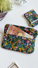 Load image into Gallery viewer, Pocket Pochette con tasca (Mini) - Garden Flowers Blue
