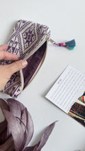 Carica l&#39;immagine nel visualizzatore di Gallery, Pochette Mini - Geometrica bianca e viola
