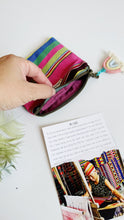 Load image into Gallery viewer, Pochette Quadrata - Righe a colori  arcobaleno
