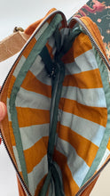 Carica l'immagine nel visualizzatore di Gallery, Marsupio Tamalito (taglia S/M) - Terracotta/righe Cammello e grigio (Stripes)
