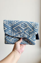 Load image into Gallery viewer, Pochette con patta - Geometrica blue
