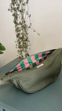 Carica l'immagine nel visualizzatore di Gallery, Moon Bag - verde militare/righe rosa e verdi (Stripes)
