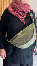 Carica l'immagine nel visualizzatore di Gallery, Moon Bag - verde militare/righe rosa e verdi (Stripes)
