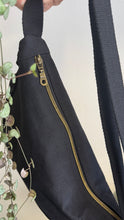 Carica l'immagine nel visualizzatore di Gallery, Moon Bag - nera /Airone (Nippori)
