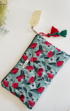 Carica l'immagine nel visualizzatore di Gallery, Pochette trapuntata - Papaveri e soffioni
