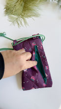 Carica l&#39;immagine nel visualizzatore di Gallery, Astuccio porta cellulare - Fragole (Trapuntata)

