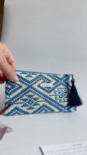 Carica l&#39;immagine nel visualizzatore di Gallery, Pochette Mini - Geometrica blue nappina in seta
