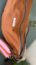 Carica l'immagine nel visualizzatore di Gallery, Moon Bag - terracotta/righe rosa e ruggine (Stripes)
