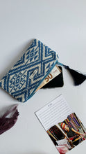 Carica l&#39;immagine nel visualizzatore di Gallery, Pochette Mini - Geometrica blue nappina in seta
