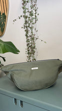 Carica l'immagine nel visualizzatore di Gallery, Moon Bag - verde militare/righe rosa e verdi (Stripes)
