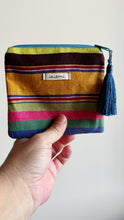 Load image into Gallery viewer, Pochette Quadrata - Righe a colori  Nappina blue
