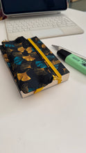 Load image into Gallery viewer, Astuccio con elastico per agende Pocket (mini mini) No per formato A5 - Gingko
