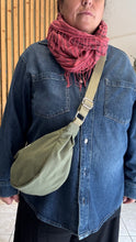 Carica l'immagine nel visualizzatore di Gallery, Moon Bag - verde militare/righe rosa e verdi (Stripes)
