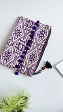 Carica l&#39;immagine nel visualizzatore di Gallery, Pochette Midi - Geometrica viola e bianca
