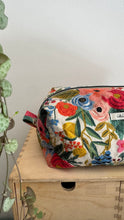 Load image into Gallery viewer, Cubotto trapuntato - Garden Flowers
