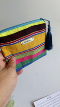 Load image into Gallery viewer, Pochette Quadrata - Righe a colori  Nappina blue
