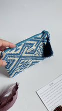 Carica l&#39;immagine nel visualizzatore di Gallery, Pochette Mini - Geometrica blue nappina in seta
