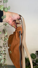 Carica l'immagine nel visualizzatore di Gallery, Moon Bag - terracotta/righe rosa e ruggine (Stripes)
