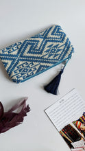 Carica l&#39;immagine nel visualizzatore di Gallery, Pochette Mini - Geometrica blue nappina in seta
