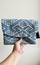 Load image into Gallery viewer, Pochette con patta - Geometrica blue
