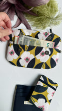 Load image into Gallery viewer, Pocket Pochette (Maxi)  con tasca - Margherite grandi
