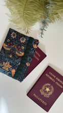 Load image into Gallery viewer, Porta Passaporto - Foglie Blue (Nippori)
