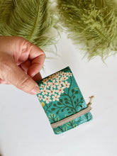 Load image into Gallery viewer, Pocket card  - Flowers green
