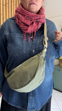 Carica l'immagine nel visualizzatore di Gallery, Moon Bag - verde militare/righe rosa e verdi (Stripes)
