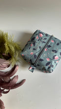 Load image into Gallery viewer, Mini trousse - Magnolie e Libellule
