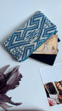 Carica l&#39;immagine nel visualizzatore di Gallery, Pochette Mini - Geometrica blue
