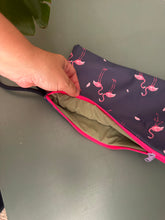 Carica l'immagine nel visualizzatore di Gallery, Gocce pochette Mini (idrorepellente) - Fenicotteri
