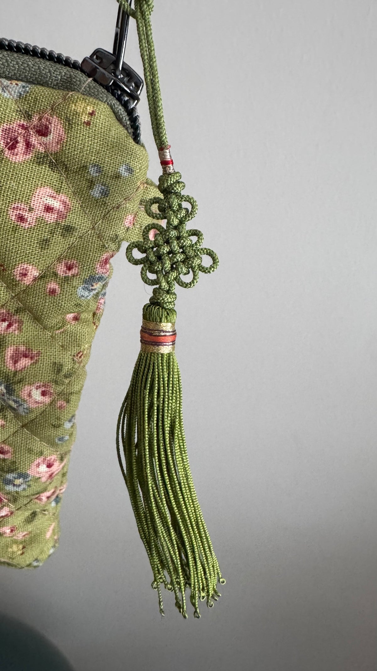 Pochette trapuntata Maxi - Fiorellini verde con Maedeup nodino coreano(Hanbok)