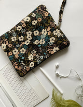 Load image into Gallery viewer, Custodia per Tablet/iPad (senza tasche) - Flower Harwest
