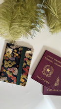Load image into Gallery viewer, Porta Passaporto - Black &amp; Gold (Nippori)
